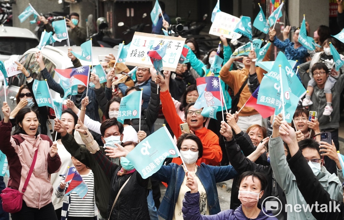 民眾黨總統候選人柯文哲今(7)早在高雄市區掃街拜票，支持者在路旁向柯文哲加油打氣。 圖：張良一 / 攝