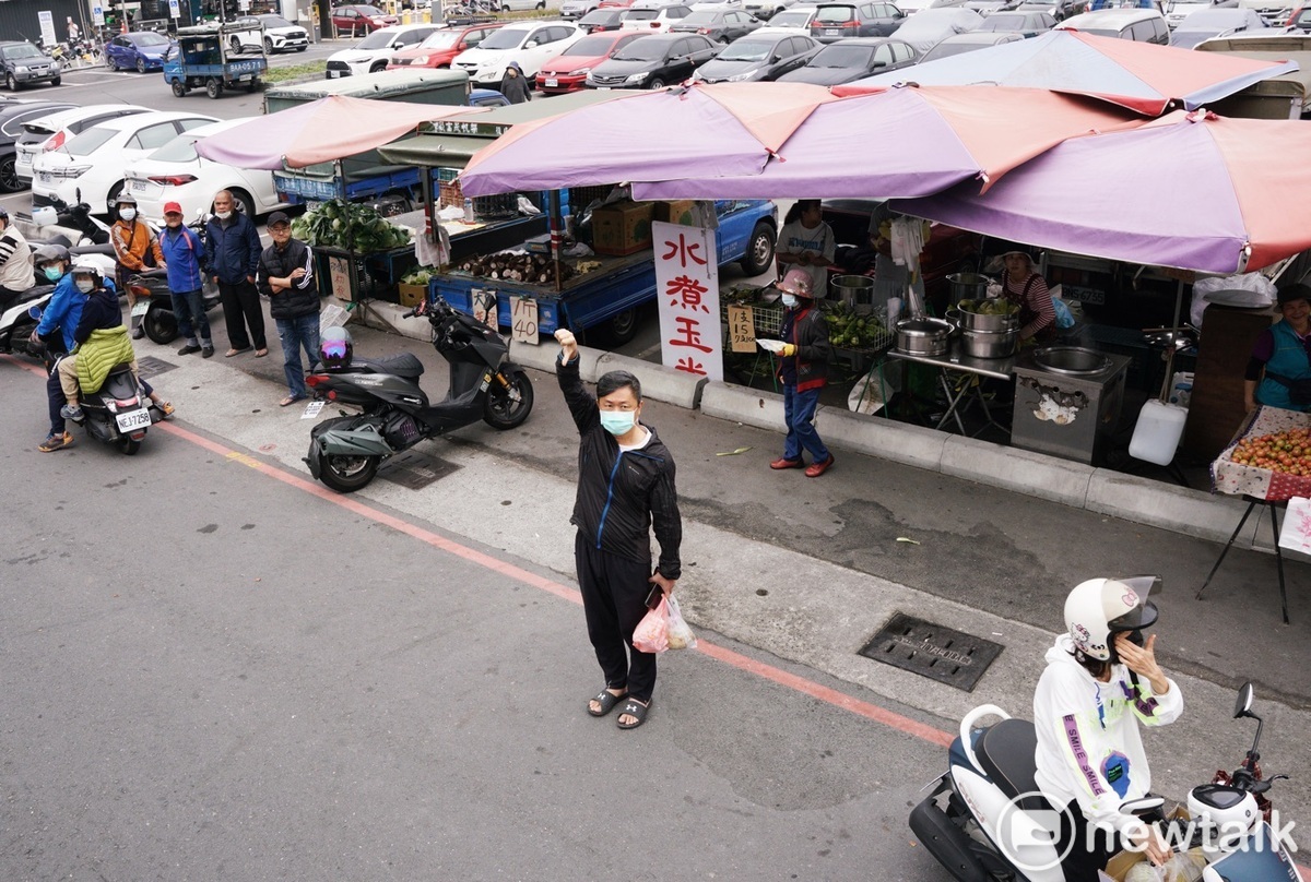 民眾黨總統候選人柯文哲今(7)早在高雄市區掃街拜票，一位民眾對著柯文哲車隊比倒讚。 圖：張良一 / 攝
