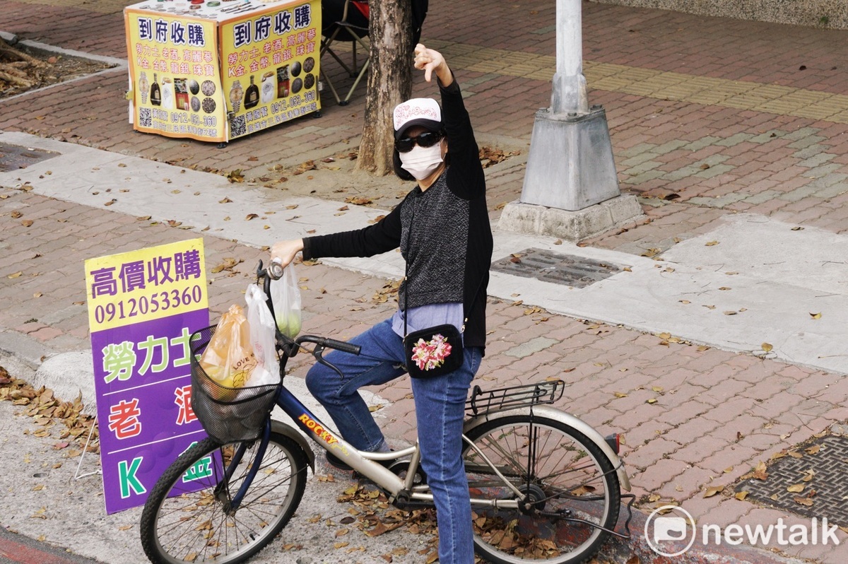 民眾黨總統候選人柯文哲今(7)早在高雄市區掃街拜票，一位民眾對著柯的車隊比倒讚。 圖：張良一 / 攝