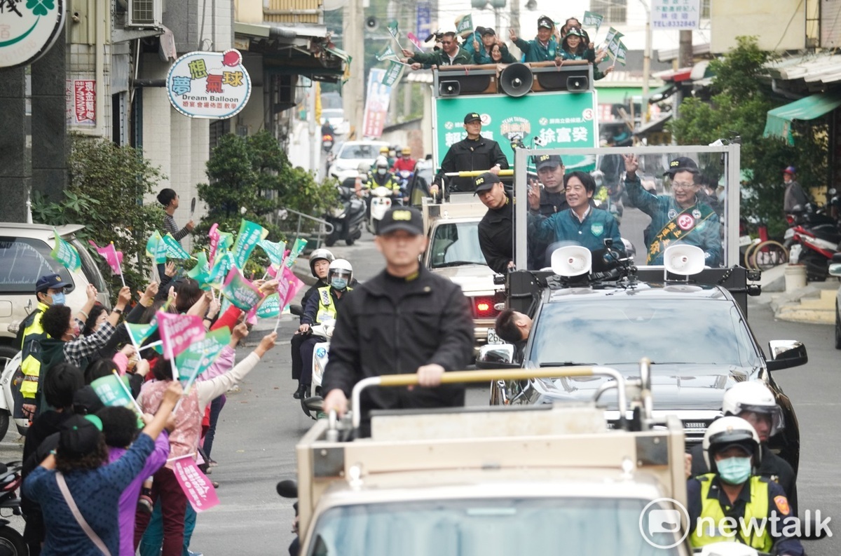 民進黨總統候選人賴清德「台灣美德站出來」全台車隊掃街，首站從屏東東港東隆宮出發，隨即在東港市區向民眾拜票。 圖：張良一/攝