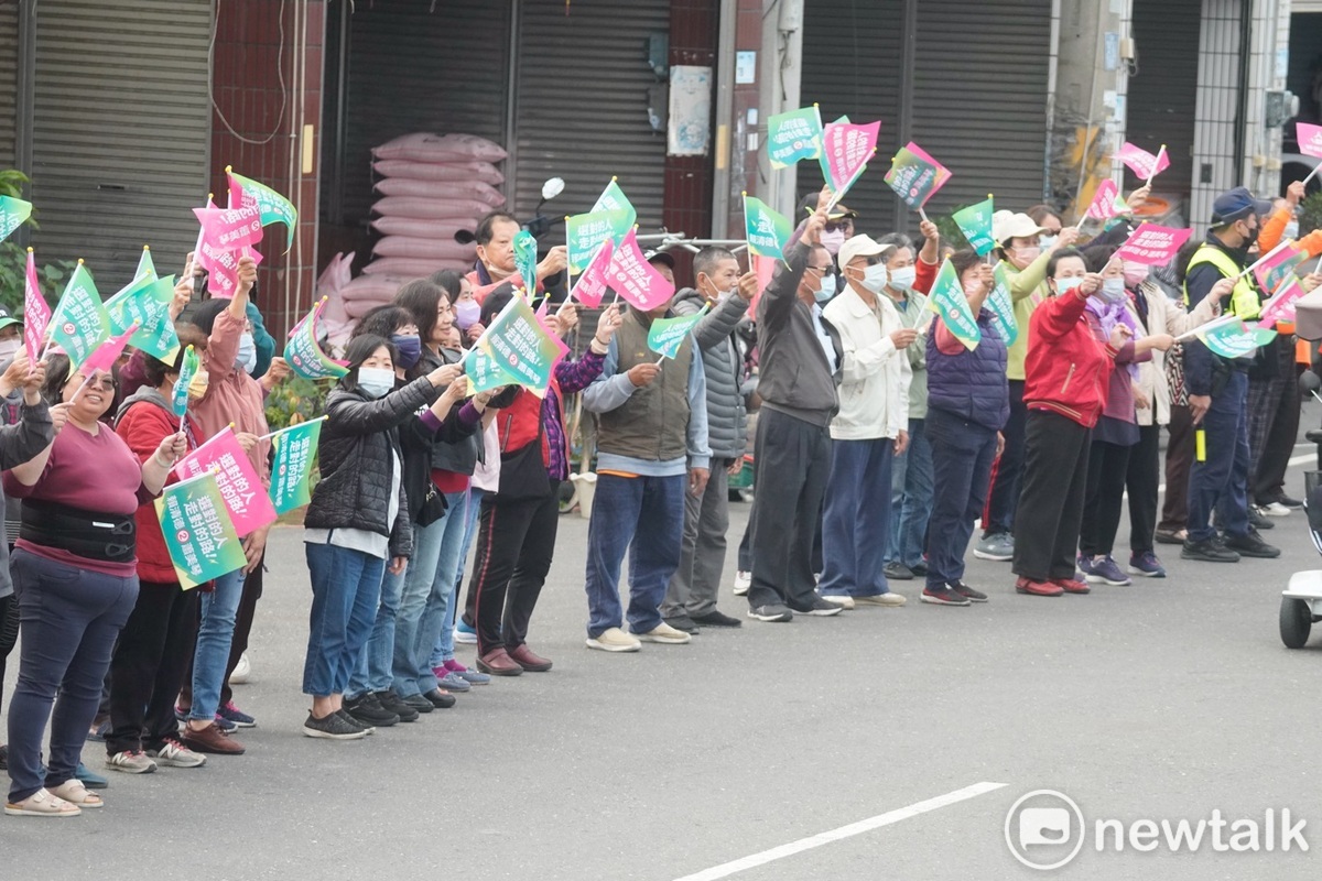 民進黨總統候選人賴清德「台灣美德站出來」全台車隊掃街，首站從屏東東港東隆宮出發，隨即在東港市區向民眾拜票。 圖：張良一/攝