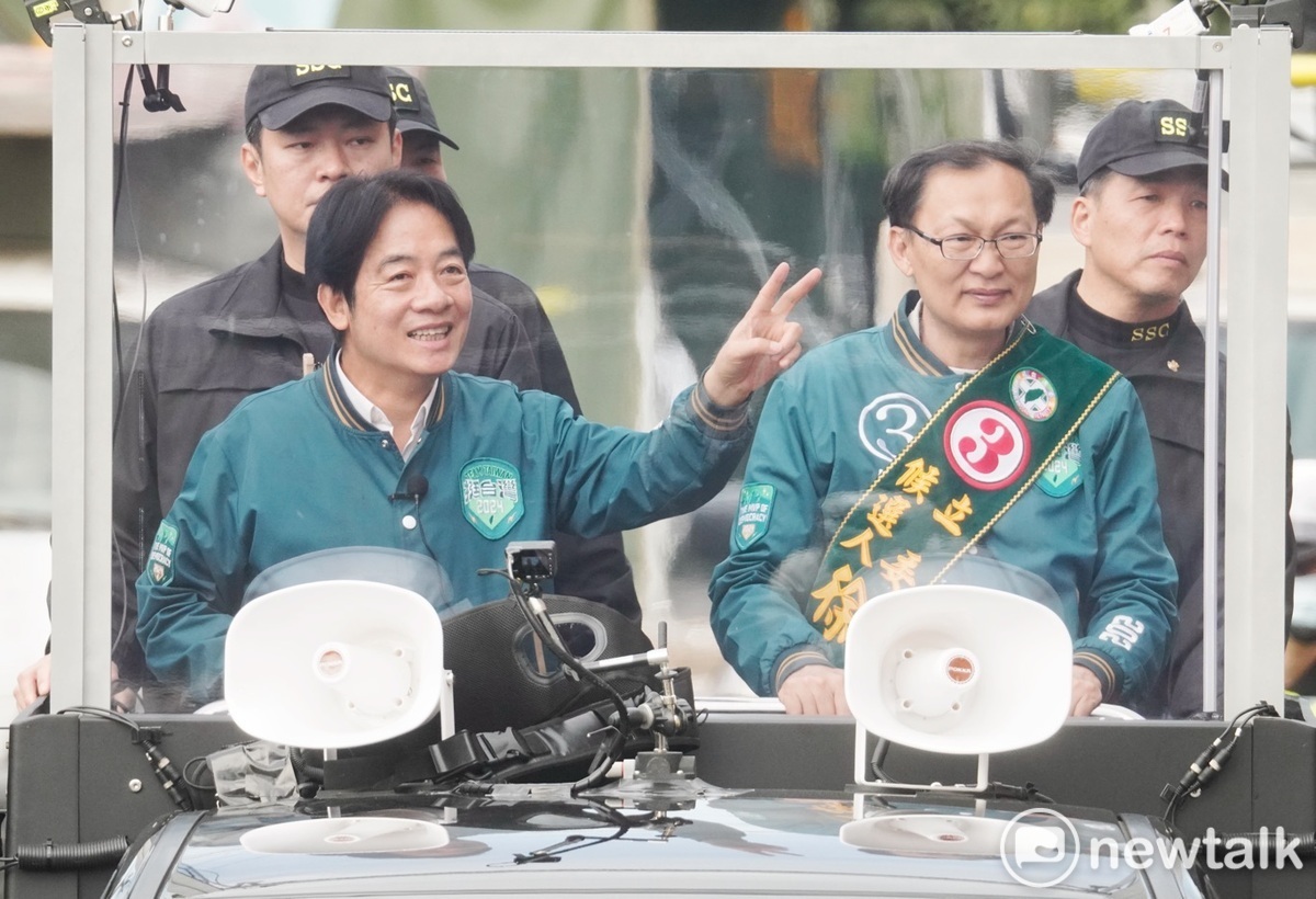 民進黨總統候選人賴清德「台灣美德站出來」全台車隊掃街，首站從屏東東港東隆宮出發，隨即在東港市區向民眾拜票。 圖：張良一/攝