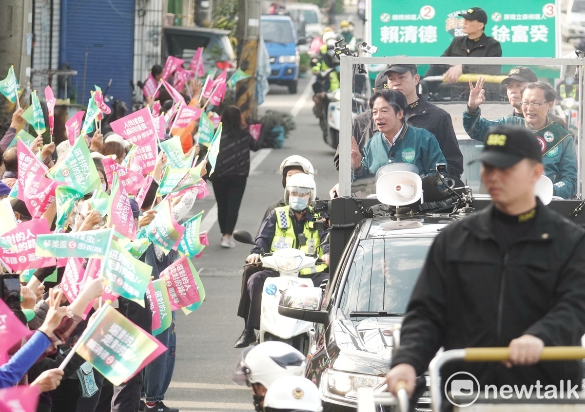 民進黨總統候選人賴清德「台灣美德站出來」全台車隊掃街，首站從屏東東港東隆宮出發，隨即在東港市區向民眾拜票。 圖：張良一/攝