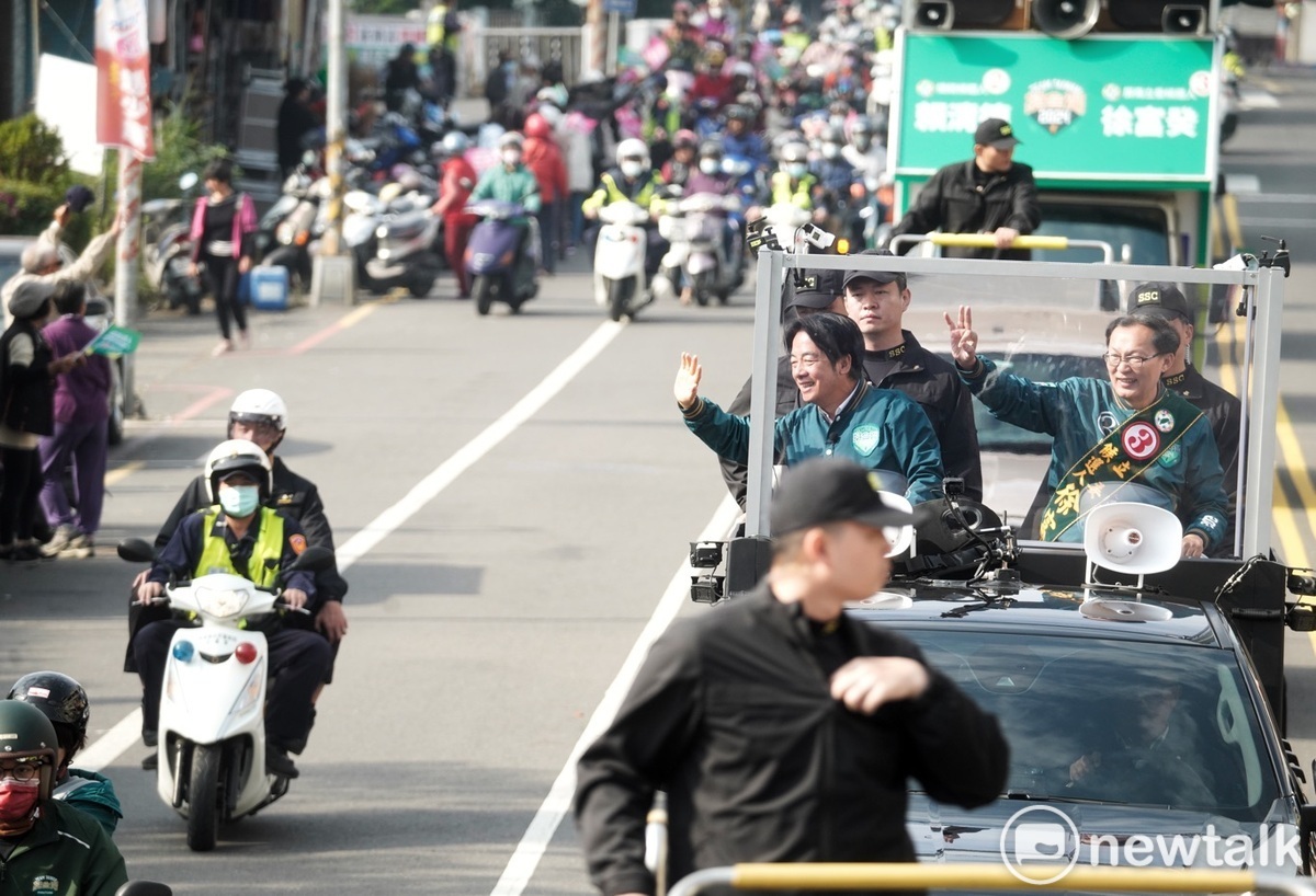 民進黨總統候選人賴清德「台灣美德站出來」全台車隊掃街，首站從屏東東港東隆宮出發，隨即在東港市區向民眾拜票。 圖：張良一/攝