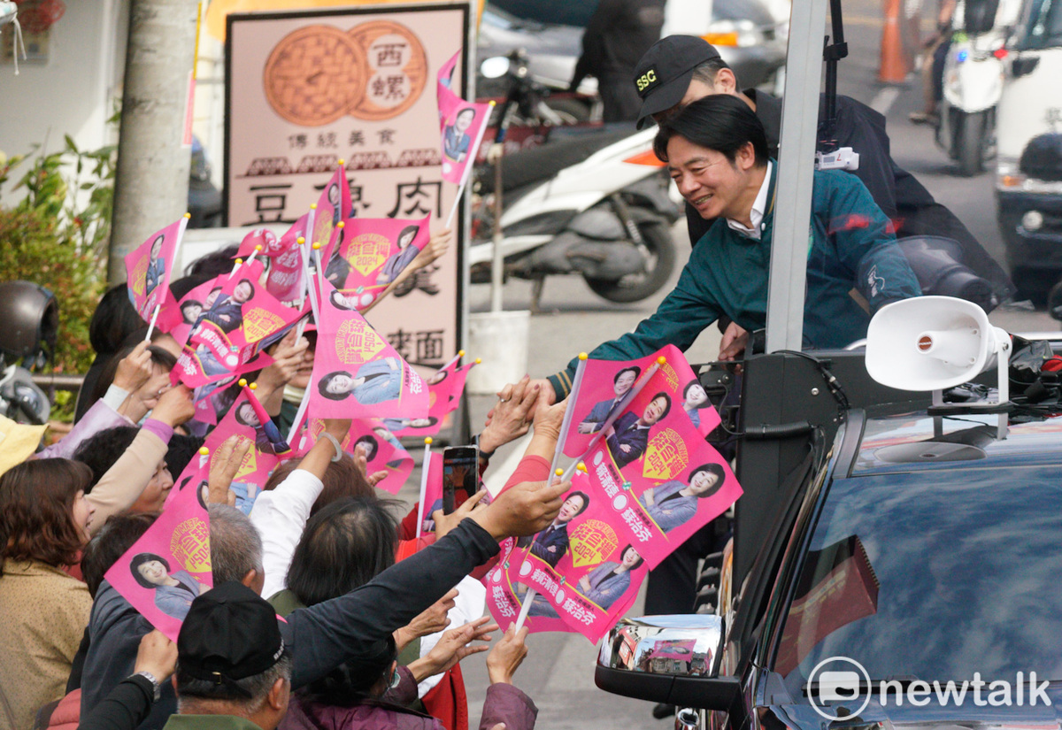 民進黨總統候選人賴清德在雲林立委候選人蘇治芬的陪同下，在虎尾市區掃街拜票。 圖：張良一/攝