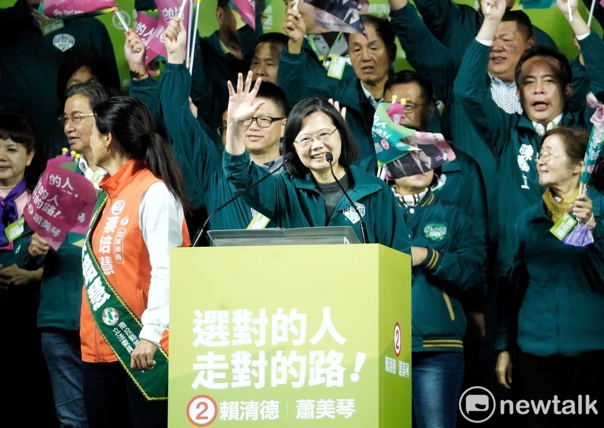 總統蔡英文今（9）日出席黃金周南投萬人造勢晚會。 圖：張良一/攝