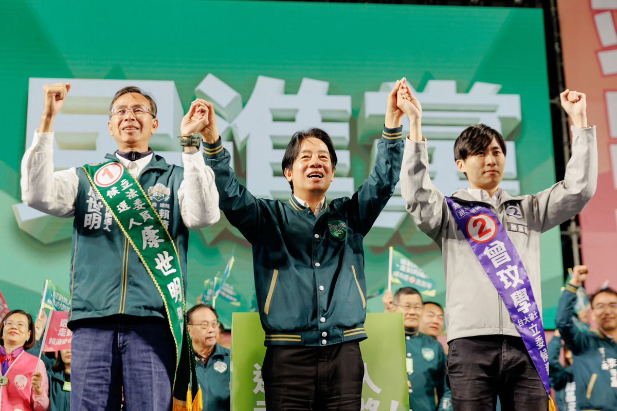 賴清德赴苗栗造勢，與康世明、曾玟學同台。 圖：賴清德競總提供