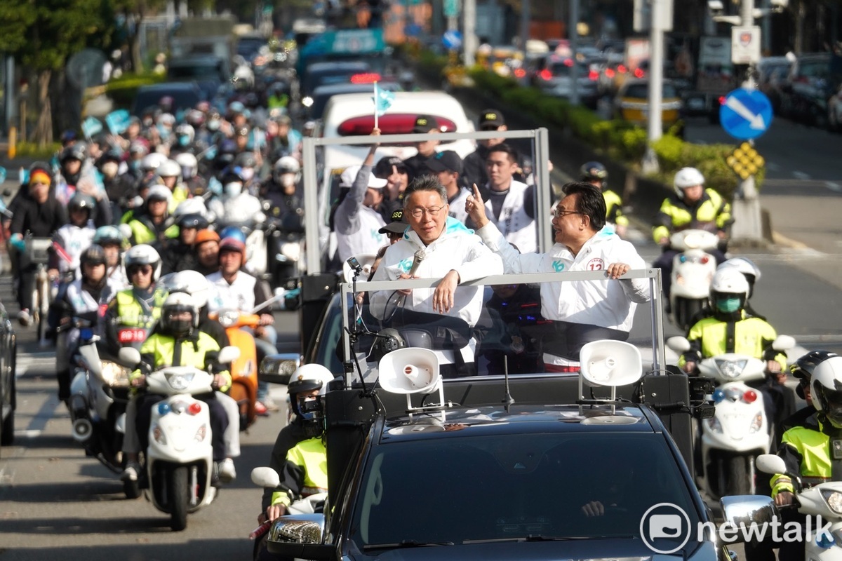 民眾黨正、副總統候選人柯文哲、吳欣盈在北市內湖、南港等地掃街拜票，支持者在沿路熱情相挺。 圖：張良一/攝