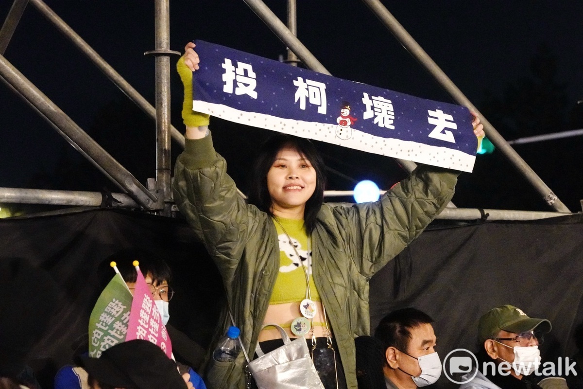 支持者舉著各種挺賴布條、手舉牌，擠爆在凱道舉行的「台灣美德站出來，凱道護國之夜」。 圖：張良一/攝