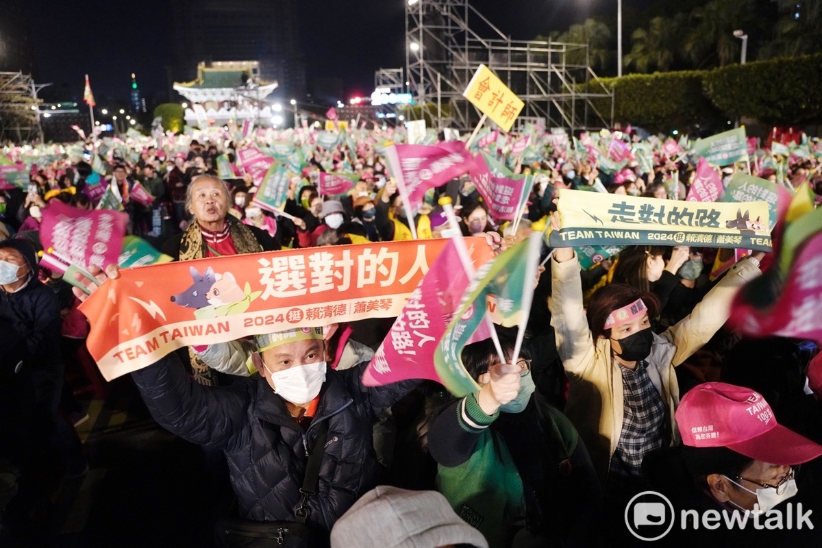 支持者舉著各種挺賴布條、手舉牌，擠爆在凱道舉行的「台灣美德站出來，凱道護國之夜」。 圖：張良一/攝