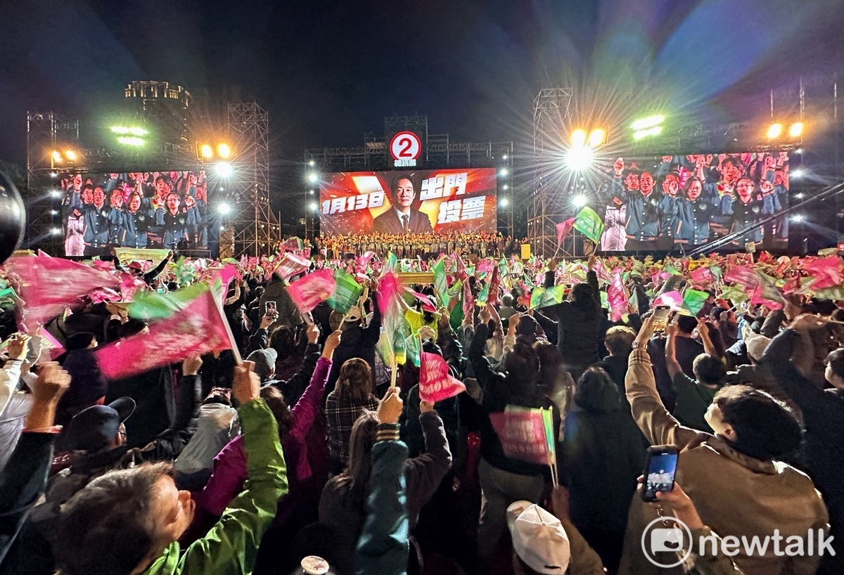 總統蔡英文、民進黨正、副總統候選人賴清德、蕭美琴出席在板橋第二運動場舉辦選前之夜，支持者嗨翻天。 圖：張良一/攝