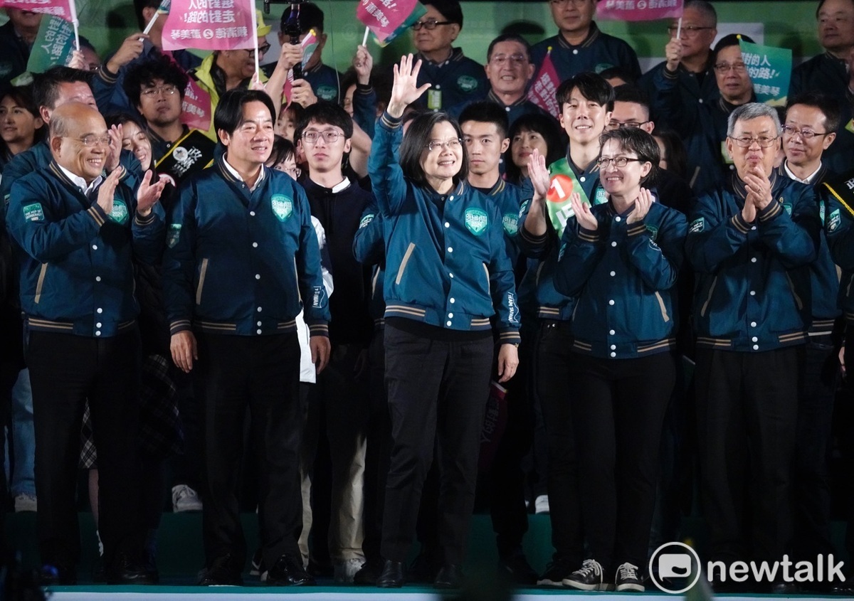總統蔡英文、民進黨正、副總統候選人賴清德、蕭美琴出席在板橋第二運動場舉辦選前之夜，支持者嗨翻天。 圖：張良一/攝
