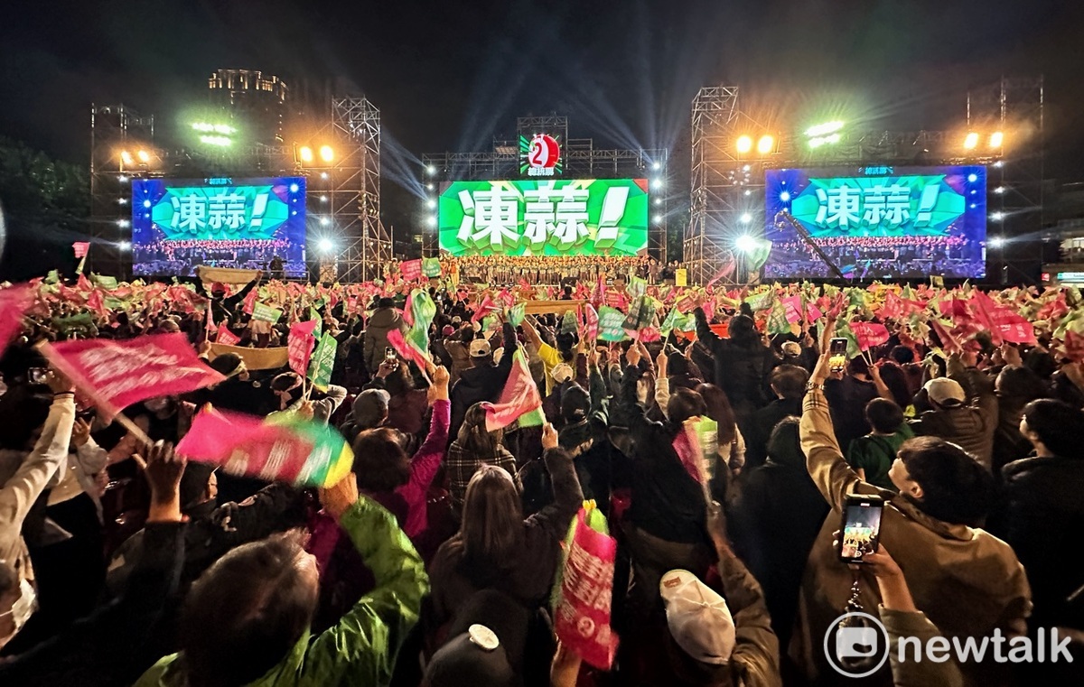 民進黨正、副總統候選人賴清德、蕭美琴出席在板橋第二運動場舉辦選前之夜，支持者嗨翻天。 圖：張良一/攝