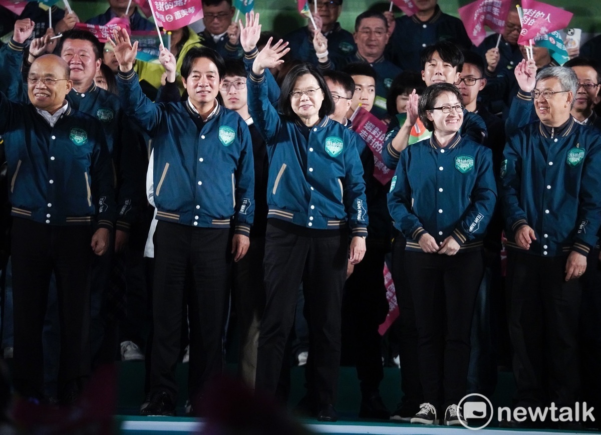 總統蔡英文、民進黨正、副總統候選人賴清德、蕭美琴出席在板橋第二運動場舉辦選前之夜，支持者嗨翻天。 圖：張良一/攝