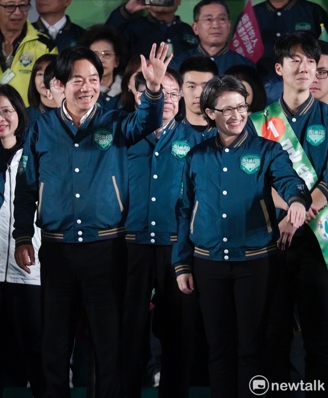 民進黨正、副總統候選人賴清德、蕭美琴出席在板橋第二運動場舉辦選前之夜，支持者嗨翻天。 圖：張良一/攝
