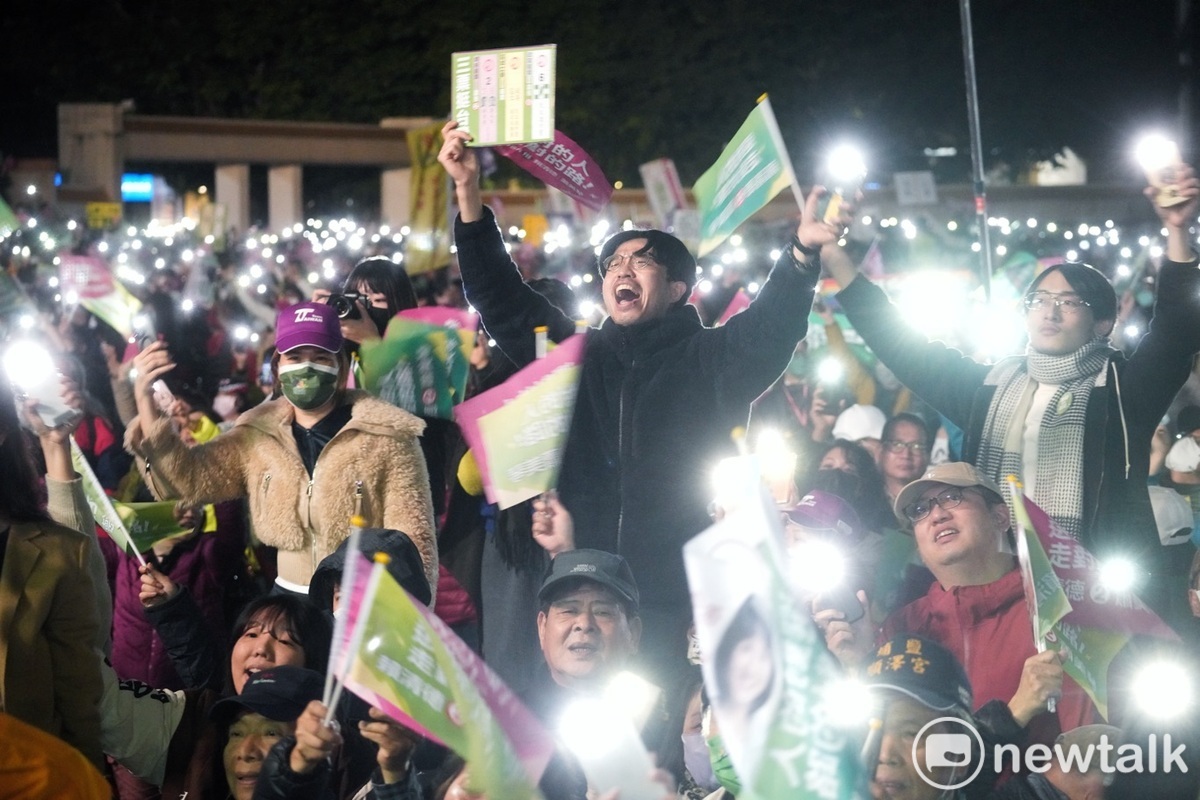 民進黨在板橋第二運動場舉辦選前之夜，支持者嗨翻天。 圖：張良一/攝