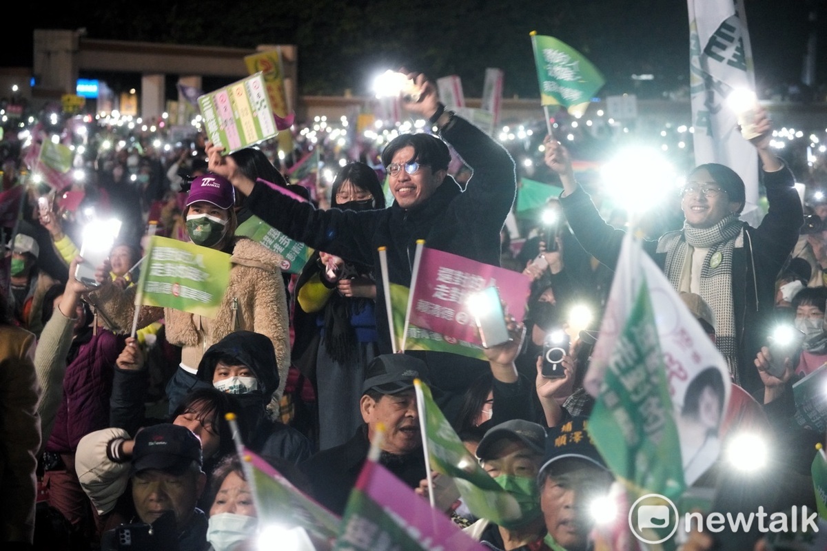 民進黨在板橋第二運動場舉辦選前之夜，支持者嗨翻天。 圖：張良一/攝