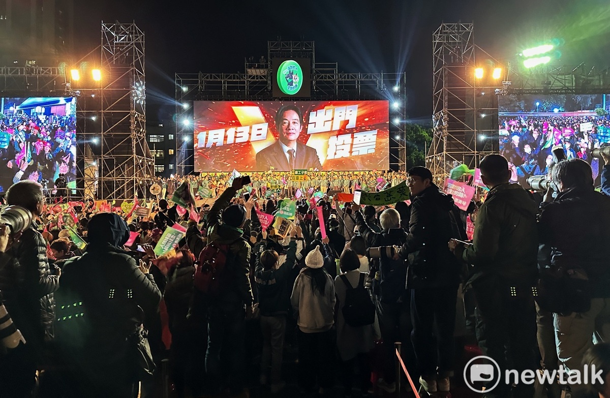 民進黨在板橋第二運動場舉辦選前之夜，支持者嗨翻天。 圖：張良一/攝