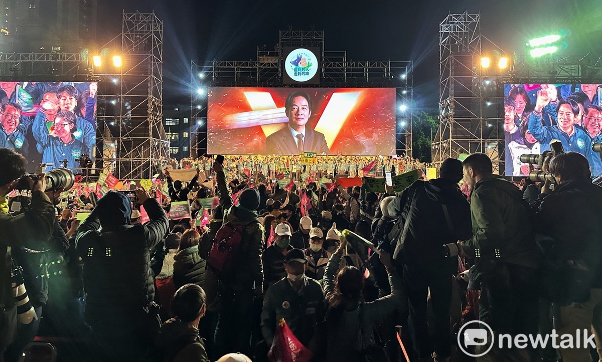 民進黨在板橋第二運動場舉辦選前之夜，支持者嗨翻天。 圖：張良一/攝
