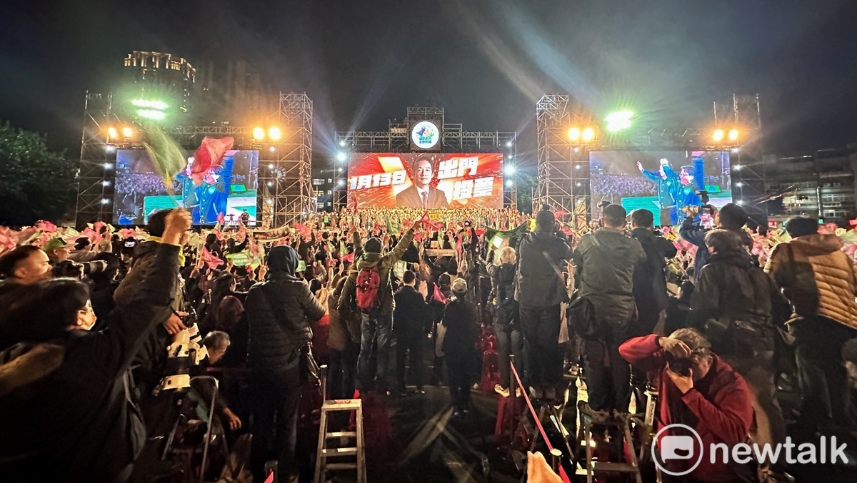 民進黨在板橋第二運動場舉辦選前之夜，支持者嗨翻天。 圖：張良一/攝