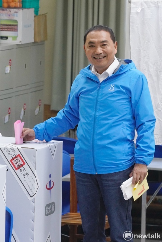 國民黨總統候選人侯友宜到板橋國小投票。 圖：張良一/攝