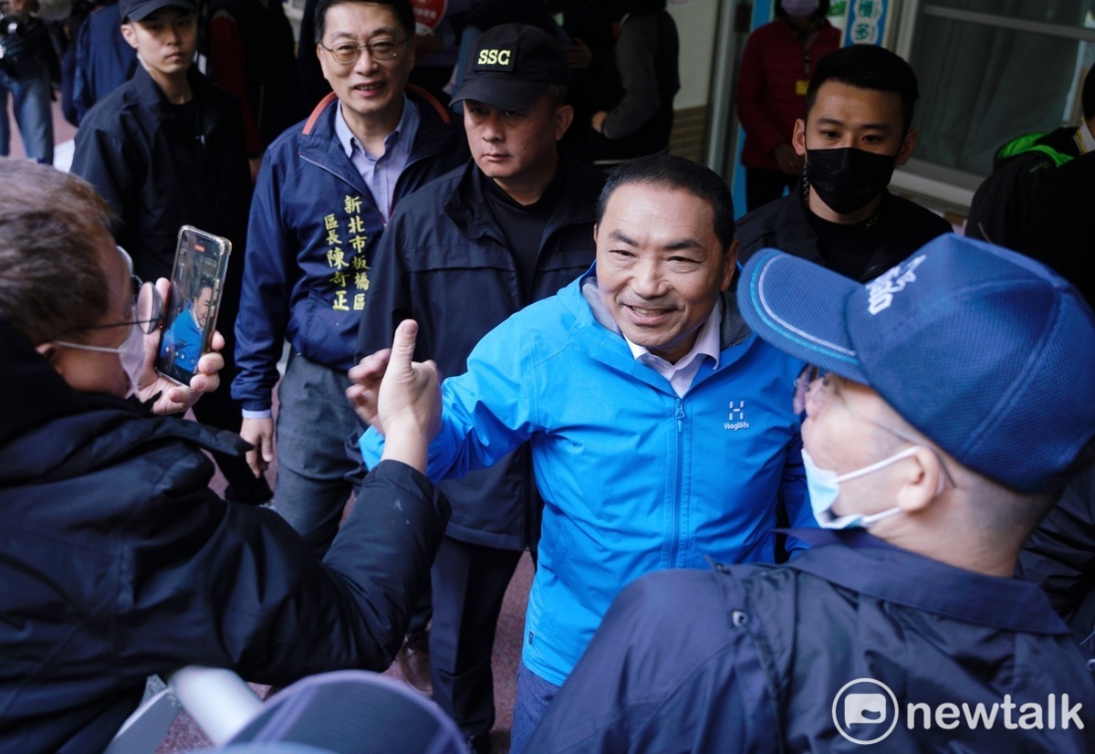 國民黨總統候選人侯友宜在板橋國小投完票後，和投票民眾握手致意。 圖：張良一／攝