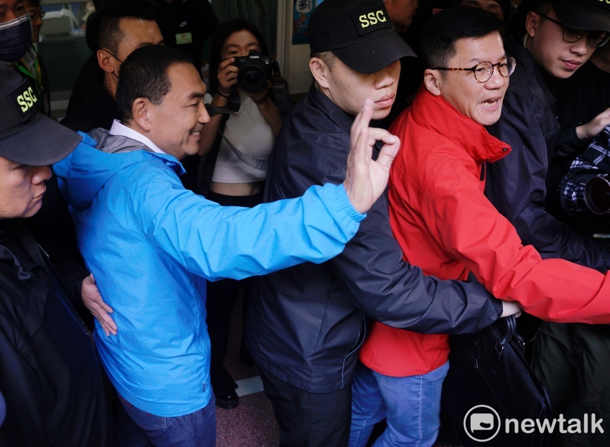 國民黨總統候選人侯友宜在板橋國小投完票後，對著投票民眾比出3號手勢。 圖：張良一/攝