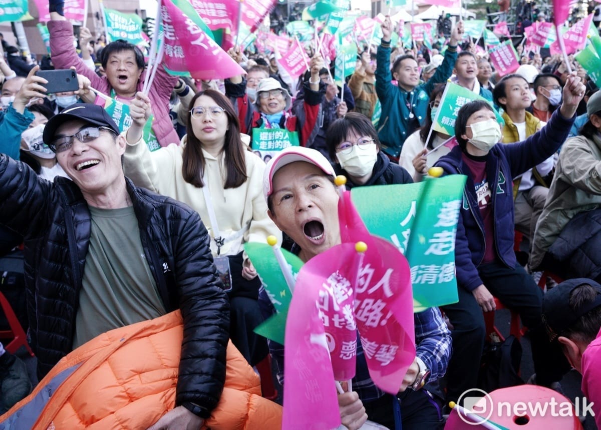 賴清德票數一路領先，民進黨支持者興奮歡呼。 圖：張良一/攝