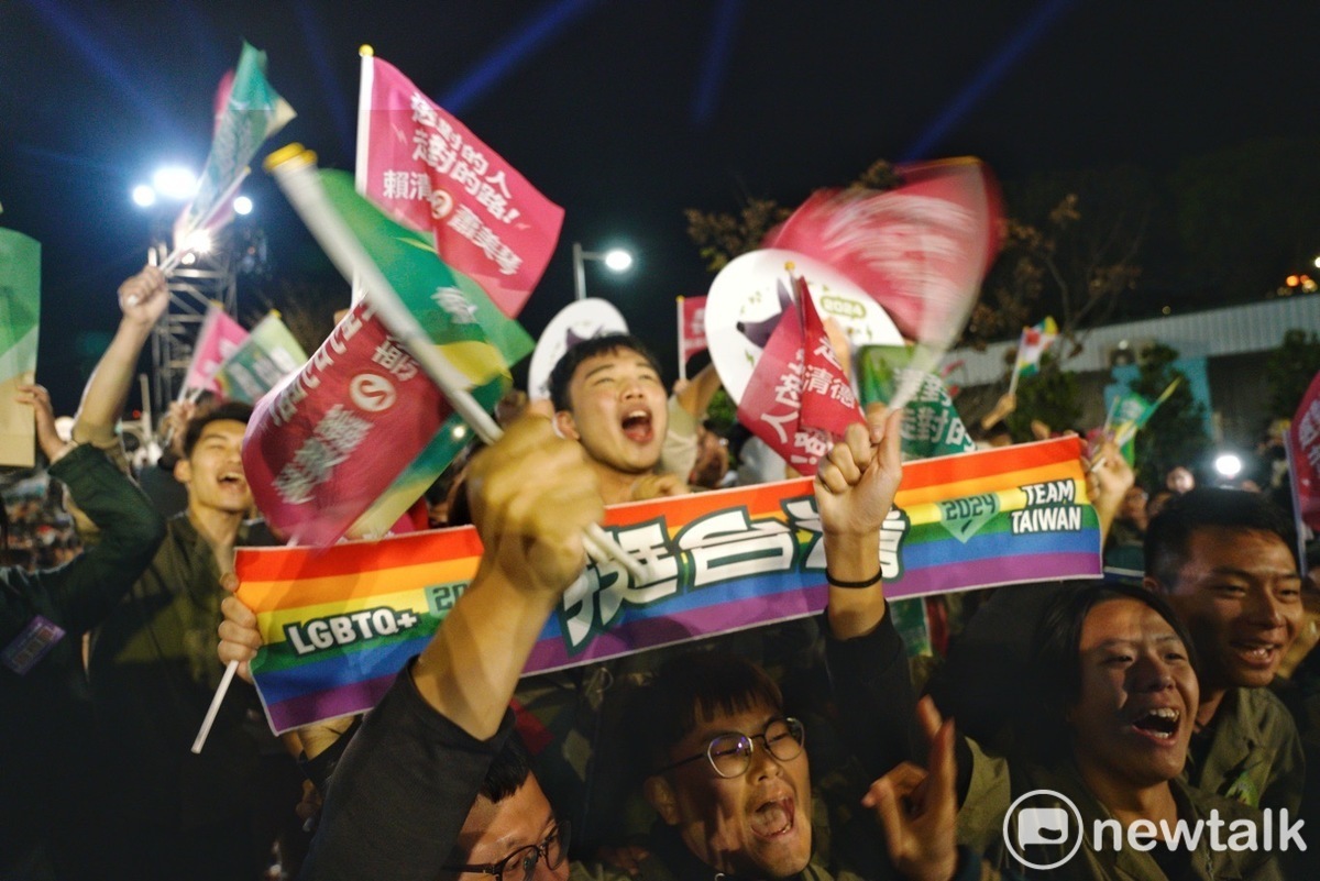 賴清德、蕭美琴拿下超過550萬張選票當選，支持者興奮歡呼。 圖：張良一／攝