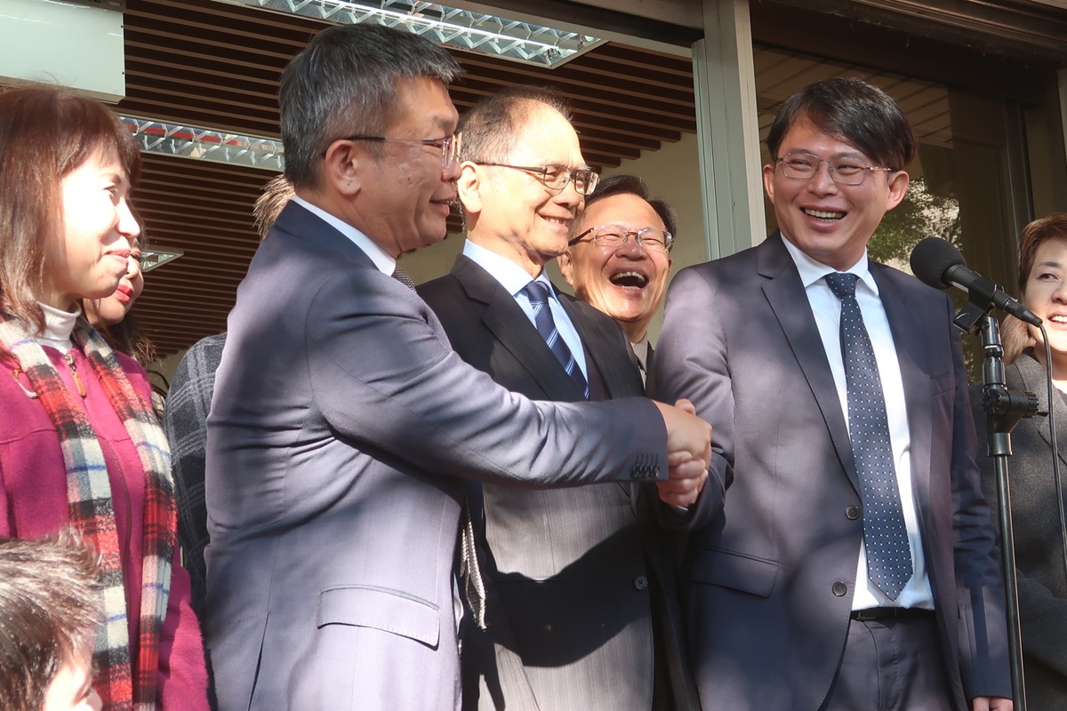 立法院正副院長游錫堃（中）、蔡其昌（左）拜會民眾黨立委當選人黃國昌等人，黃國昌與蔡其昌握手。 圖：林朝億 / 攝