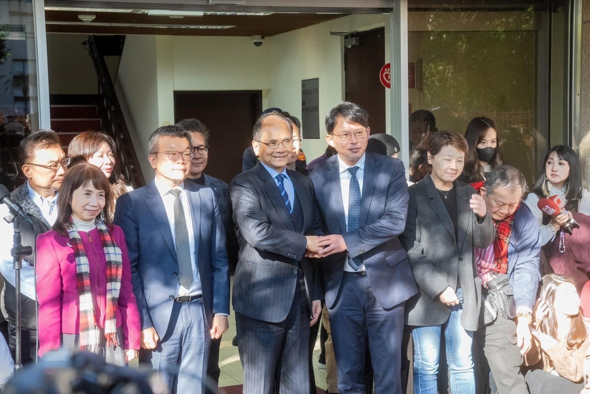 國民黨、民進黨立法院正副院長候選人昨日相繼拜會民眾黨8位不分區立委當選人爭取支持。 圖：翻攝自游錫堃臉書