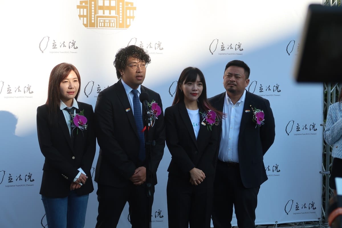 民進黨新科立委吳沛憶、沈伯洋、黃捷、洪申翰（由左至右），今早接受媒體訪問。 圖：林朝億/攝。