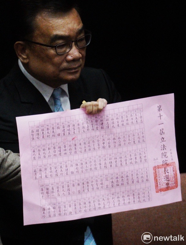 民眾黨立委林國成亮出爭議選票。 圖:張良一攝