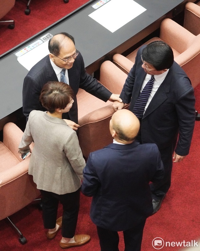 游錫堃在議場內和立委道別，右下為新任立法院長韓國瑜。 圖：張良一/攝