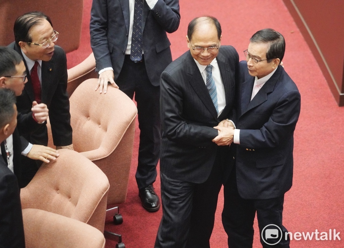 游錫堃在議場內和立委道別。 圖：張良一/攝