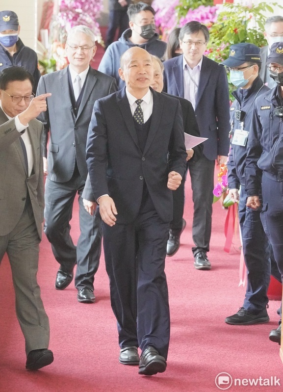 新就任的立法院長韓國瑜在秘書長周萬來的陪同下視察立法院各局處。 圖：張良一/攝