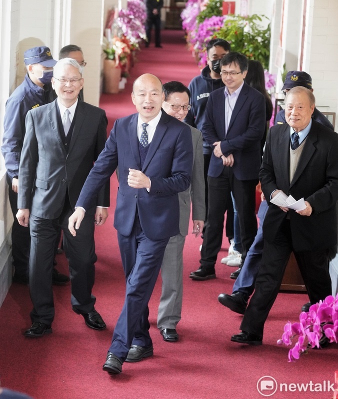新就任的立法院長韓國瑜在秘書長周萬來的陪同下視察立法院各局處。 圖：張良一/攝