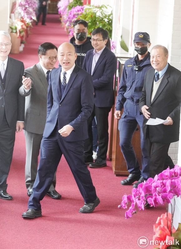 新就任的立法院長韓國瑜在秘書長周萬來的陪同下視察立法院各局處。 圖：張良一/攝