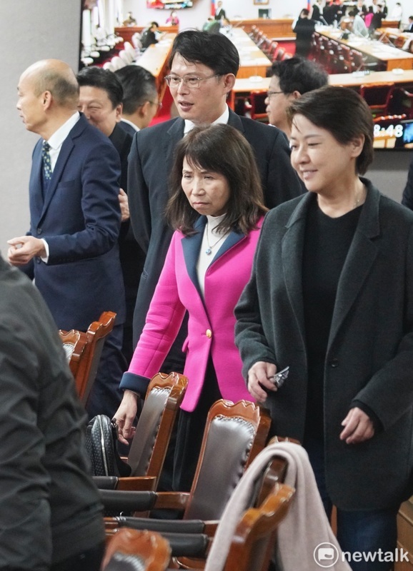新上任的立法院長韓國瑜首度邀集朝野黨團舉行朝野協商，眾人在合影時，民眾黨立委陳昭姿突然大喊：「柯總召為什麼要這樣對我？」 圖：張良一 / 攝