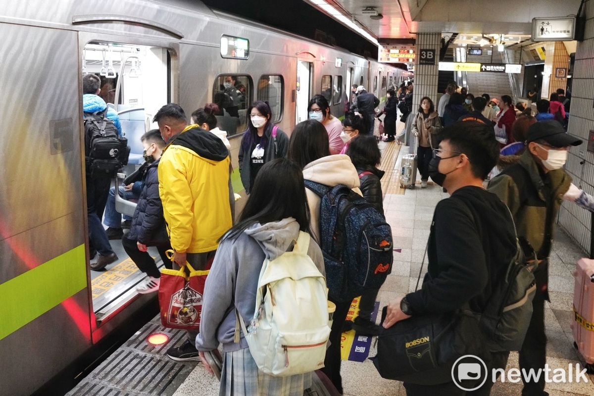 春節返鄉疏運。 圖：張良一/攝