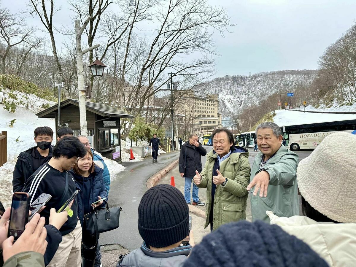民進黨立委王世堅率團隊至北海道旅遊依舊人氣不減。 圖：取自王世堅臉書