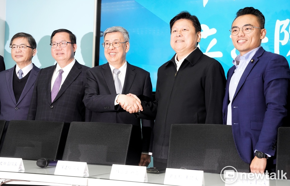 行政院長陳建仁上午在副院長鄭文燦陪同下，拜會國民黨立院黨團總召傅崐萁等人。 圖：張良一/攝