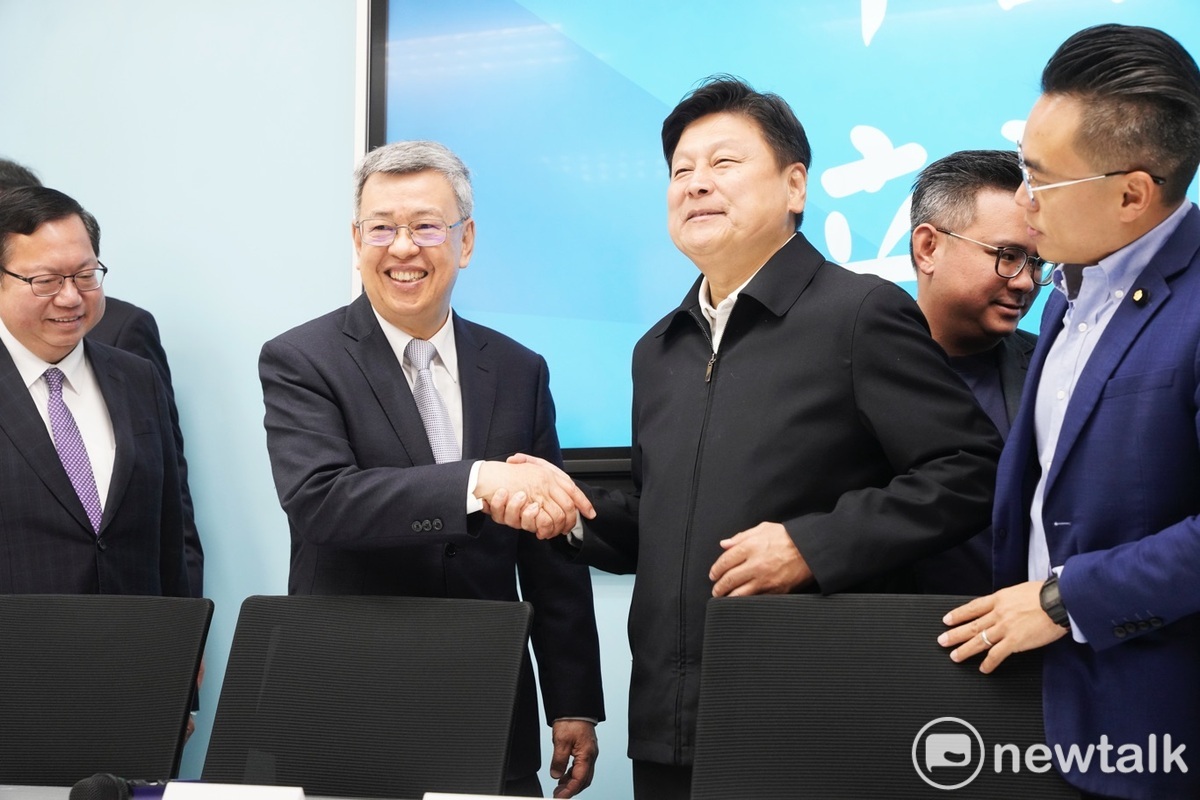 行政院長陳建仁上午在副院長鄭文燦陪同下，拜會國民黨立院黨團總召傅崐萁等人。 圖：張良一/攝