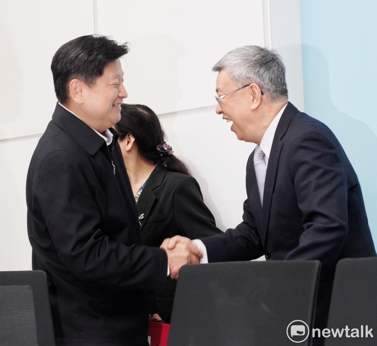 行政院長陳建仁上午在副院長鄭文燦陪同下，拜會國民黨立院黨團總召傅崐萁等人。 圖：張良一/攝