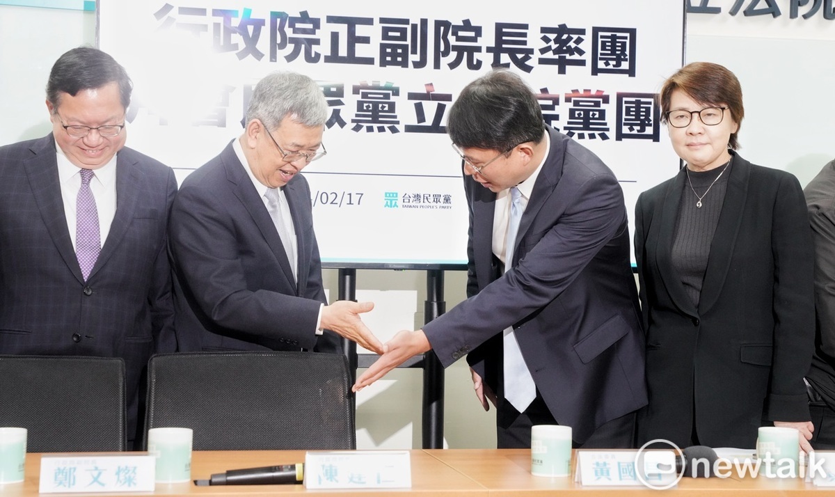 行政院長陳建仁上午在副院長鄭文燦陪同下，拜會民眾黨立院黨團總召黃國昌等人。 圖：張良一/攝
