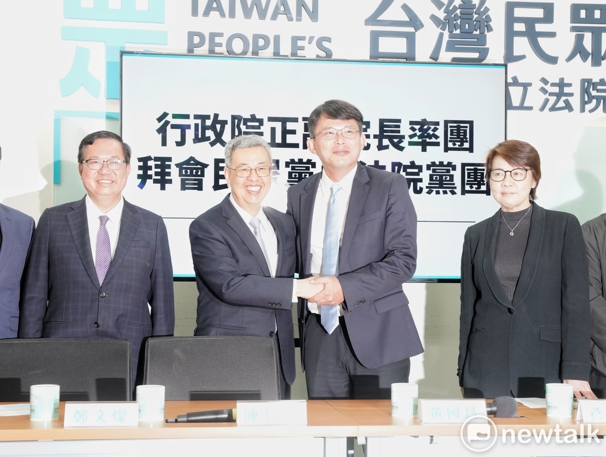 行政院長陳建仁上午在副院長鄭文燦陪同下，拜會民眾黨立院黨團總召黃國昌等人。 圖：張良一/攝