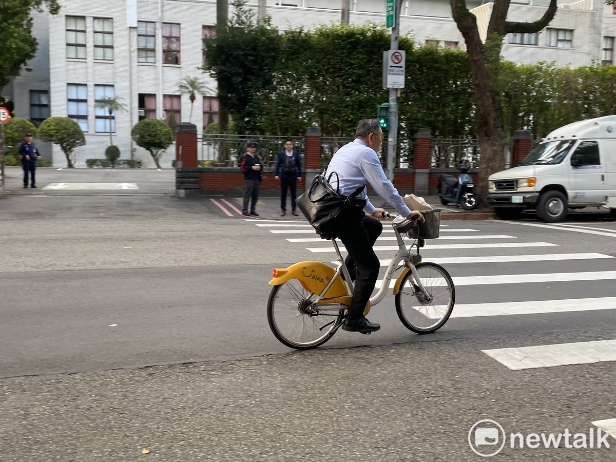 民眾黨主席柯文哲騎腳踏車出席黨團晨會。 圖：周煊惠 / 攝
