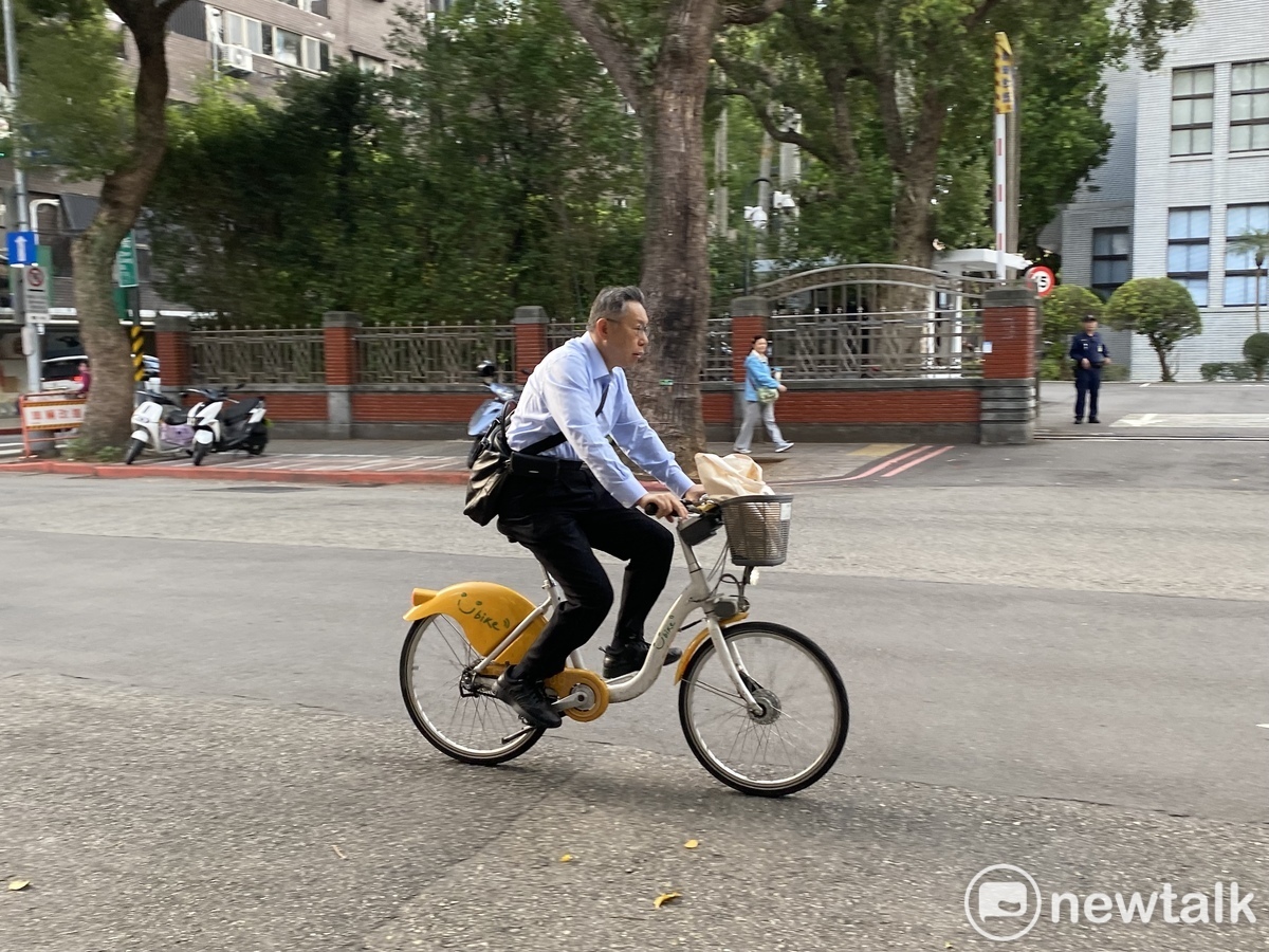民眾黨主席柯文哲有時會騎腳踏車出席黨團晨會。 圖：周煊惠 / 攝（資料照）