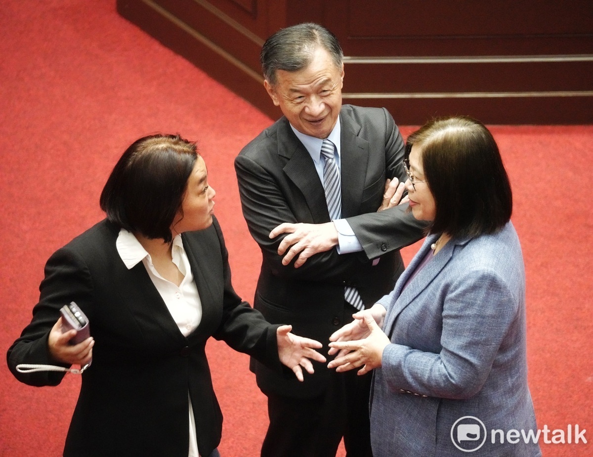 陸委會主委邱太三、海委會主委管碧玲在立院議場和金門籍立委陳玉珍交換意見。 圖：張良一/攝