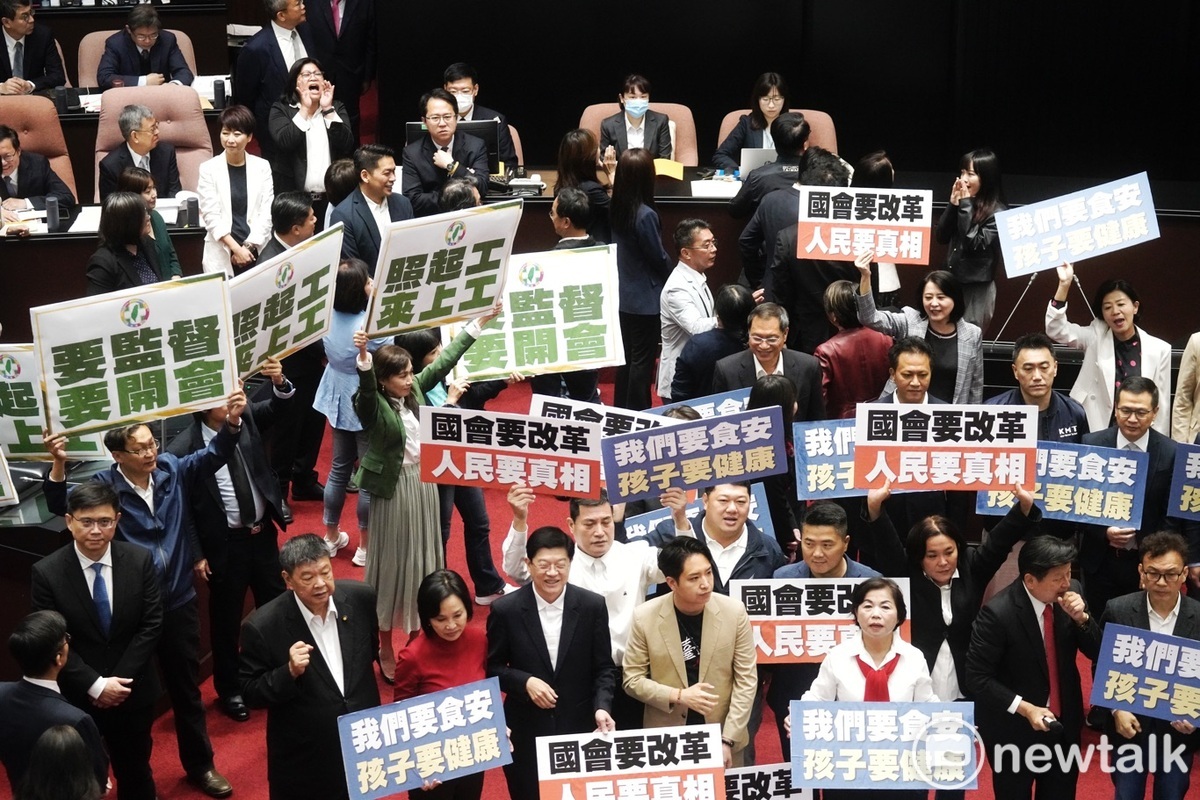 立法院新會期今開議，朝野立委為了食安議題在議場內對峙。 圖：張良一/攝